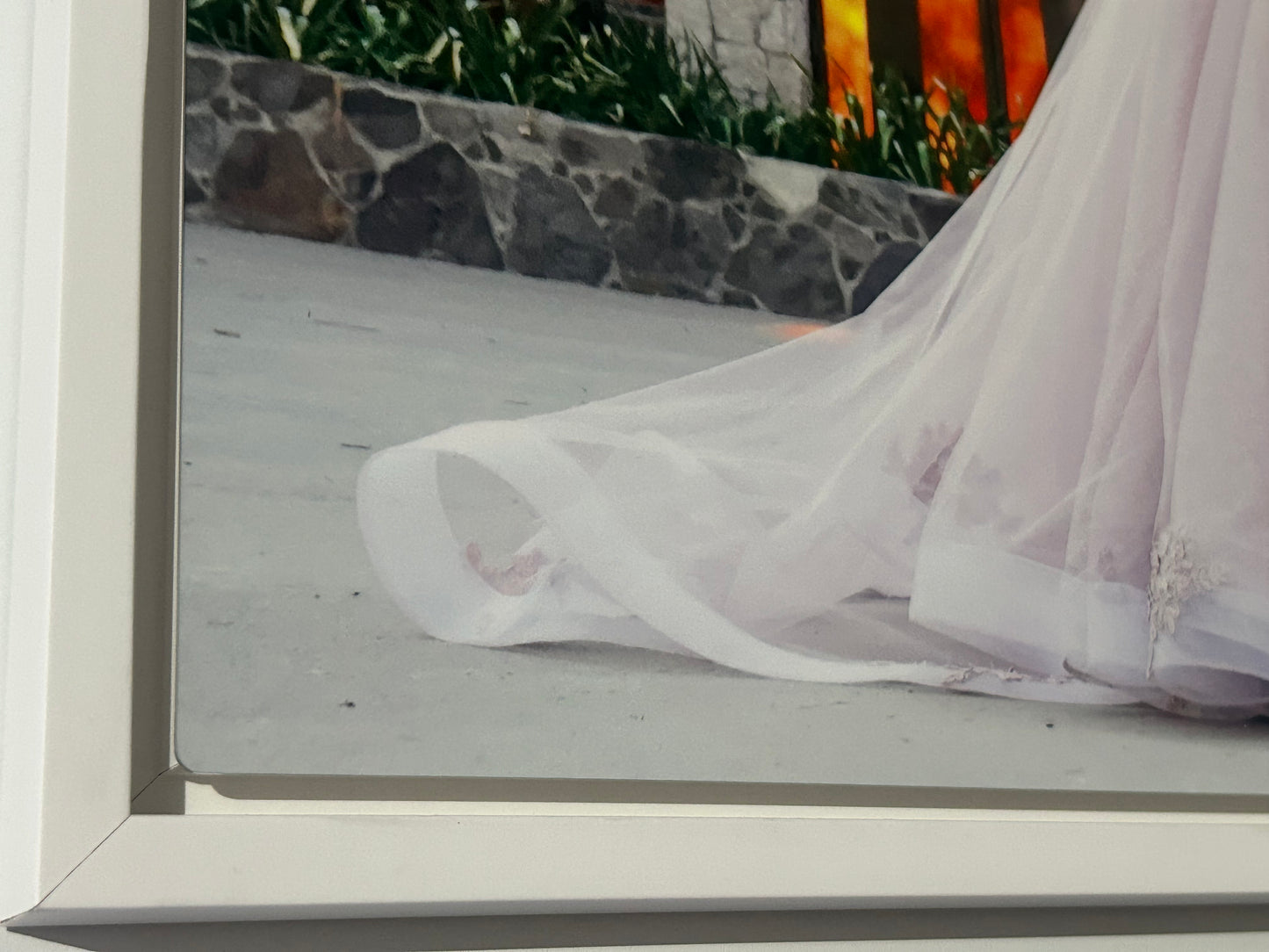 Metal Print with White Frame – Glossy Finish 16x20 | Impresión en Metal 16x20 con Marco Blanco – Acabado Brillante