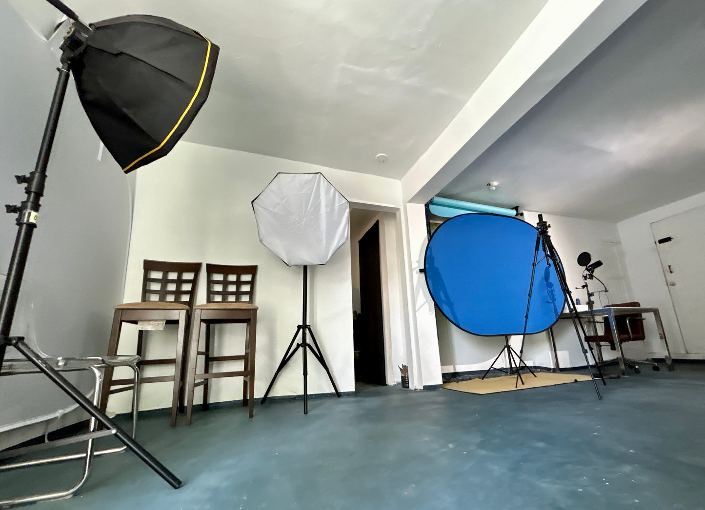 Rent Studio Space: Back drop + lights 1 hour Up to 2-5 people