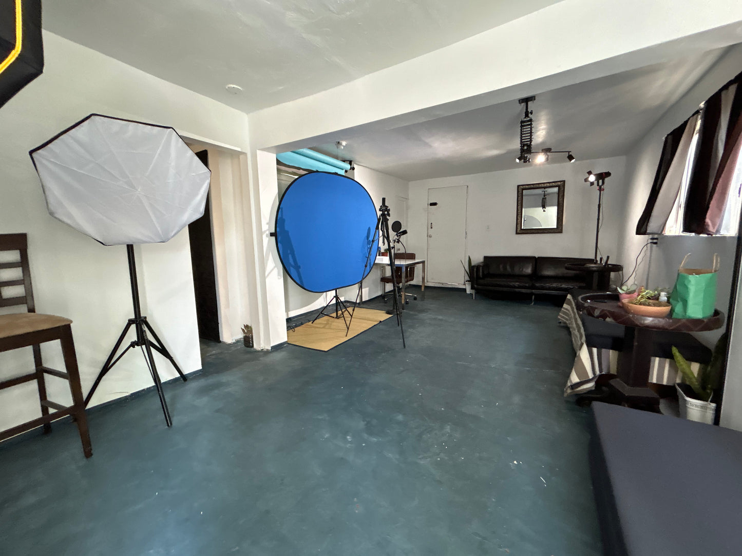 Rent Studio Space: Back drop + lights 1 hour Up to 2-5 people