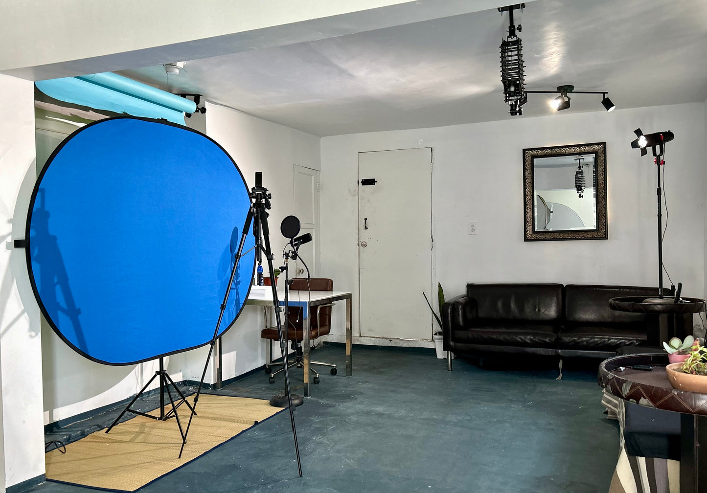 Rent Studio Space: Back drop + lights 1 hour Up to 2-5 people