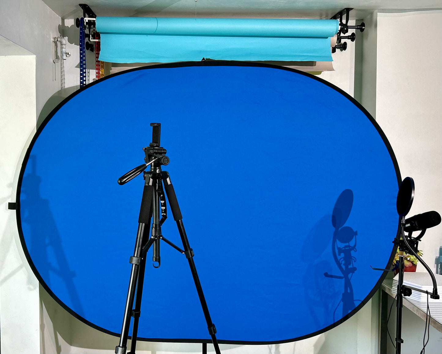 Rent Studio Space: Back drop + lights 1 hour Up to 2-5 people