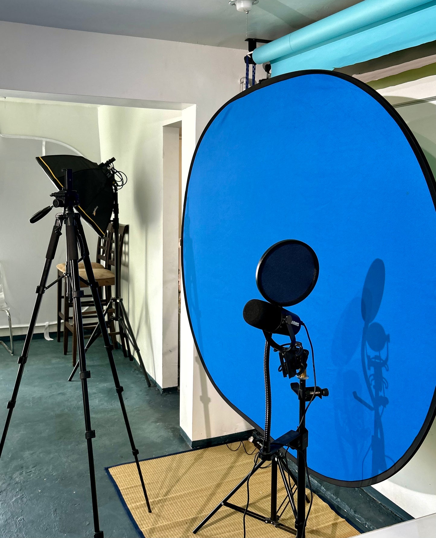Rent Studio Space: Back drop + lights 1 hour Up to 2-5 people