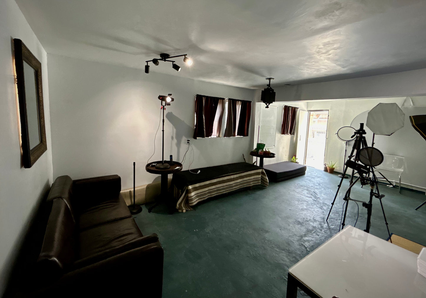 Rent Studio Space: Back drop + lights 1 hour Up to 2-5 people